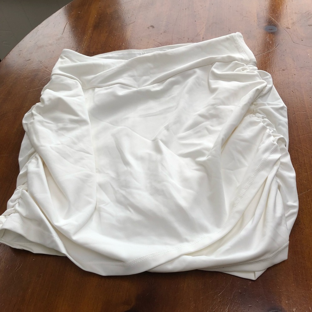 New with tags HALARA size small white skirt ( skirt with shorts) spring is here.